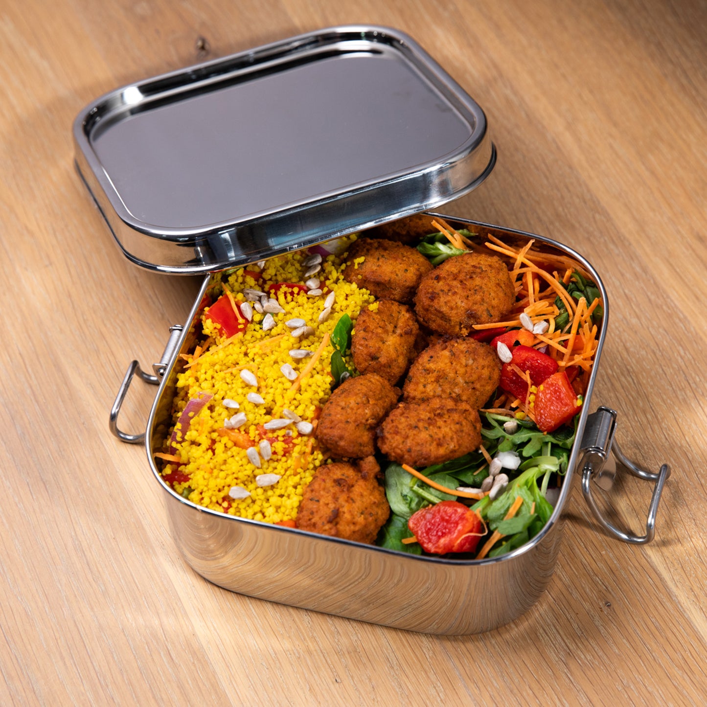 Lekvrije rvs lunchbox gevuld met een maaltijd salade
