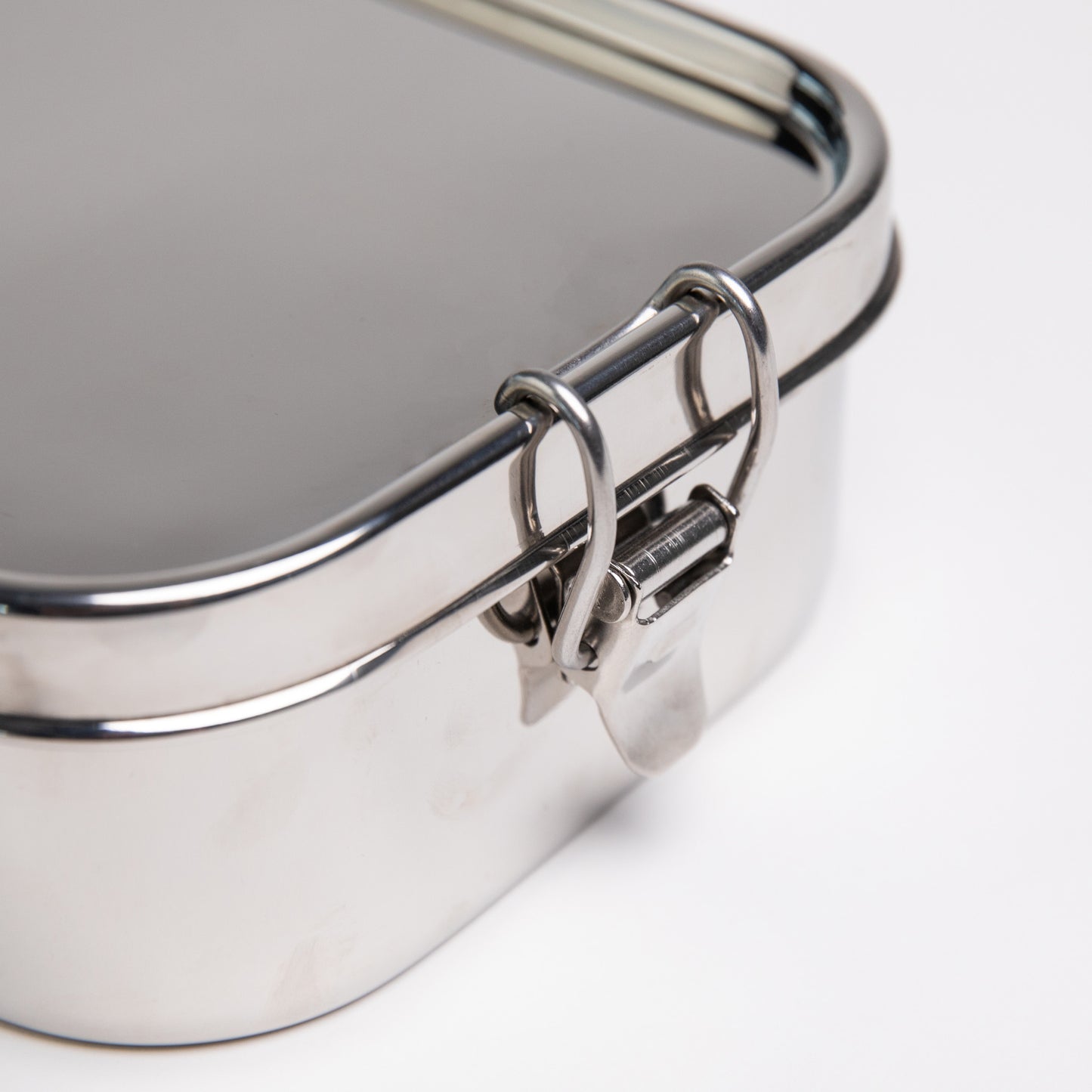 Close up van een RVS lunchbox clip