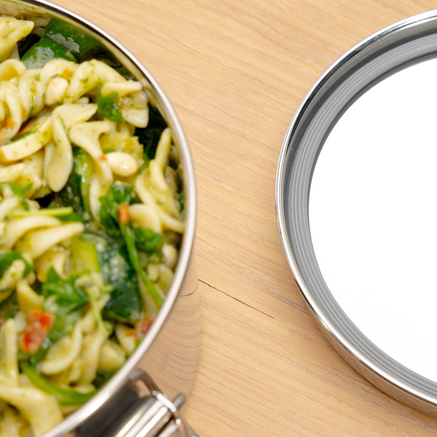 Stukje van een RVS lunchbox en de deksel