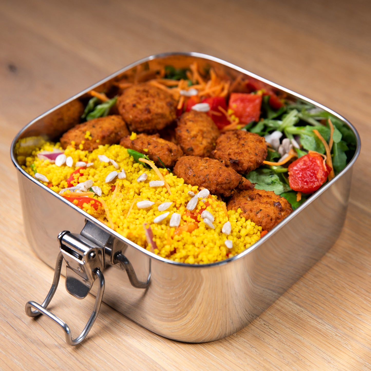 RVS lekvrije lunchbox gevuld met een falafel salade.