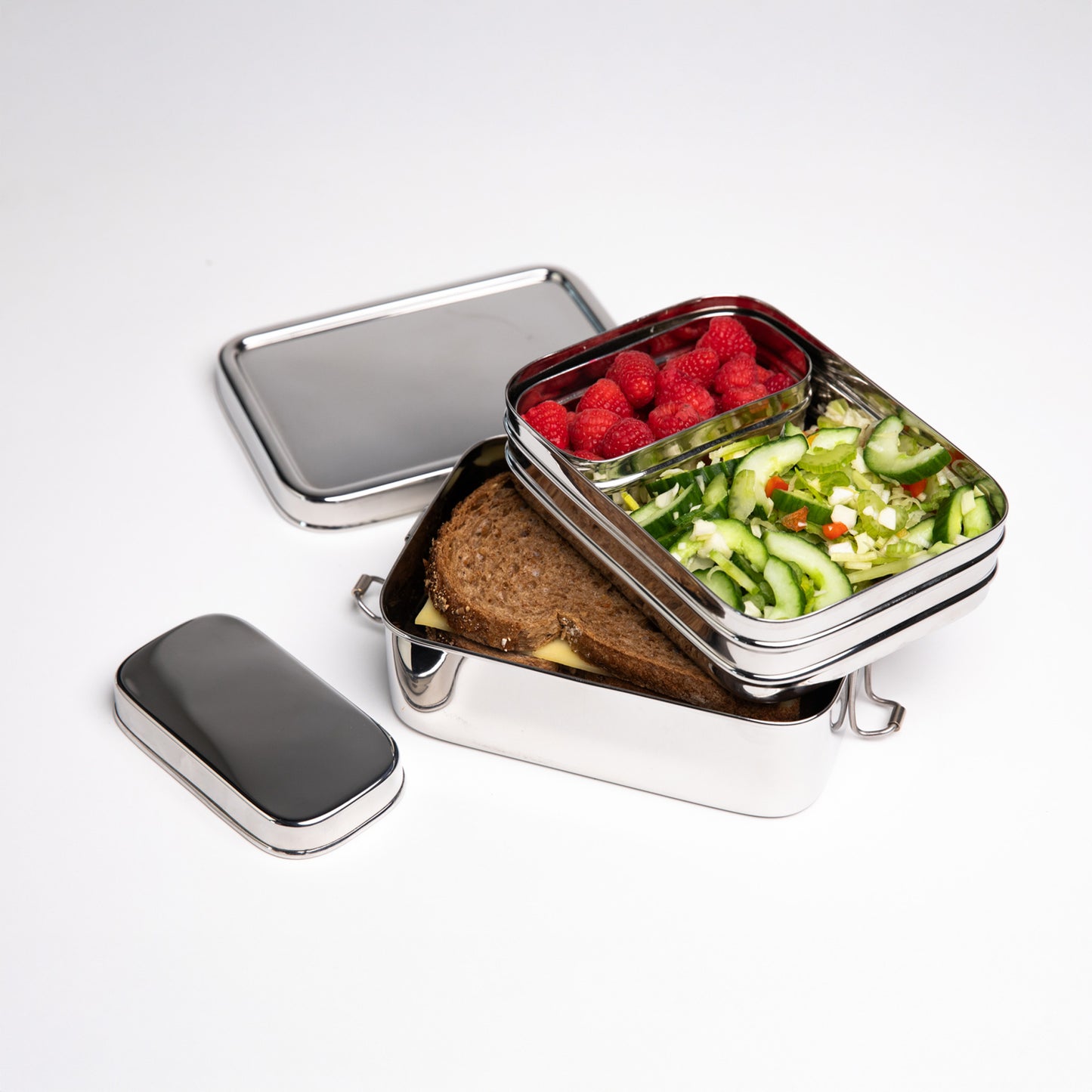 RVS lunchbox met snackbox gevuld met lunch op een witte achtergrond