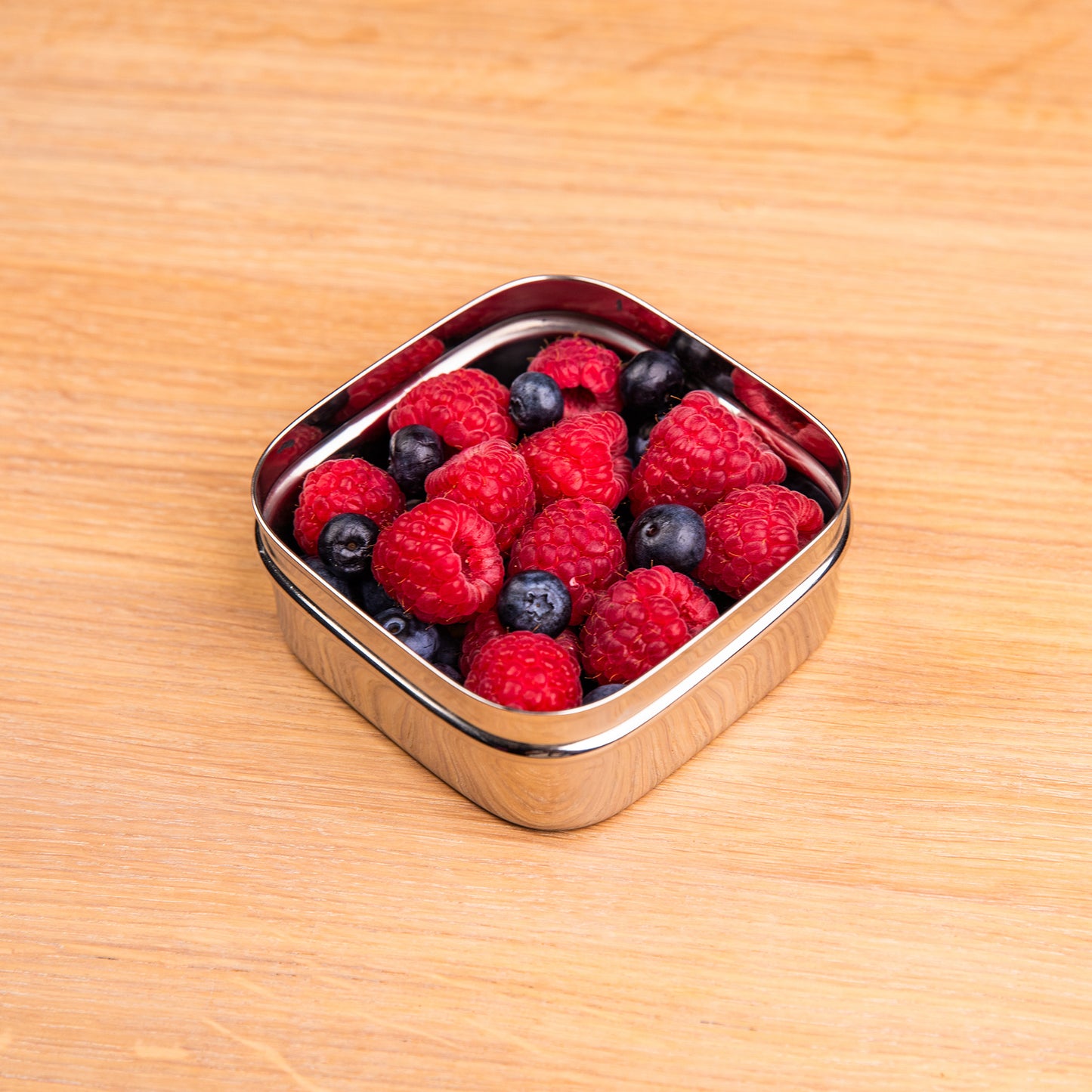 RVS snackbox gevuld met framboos