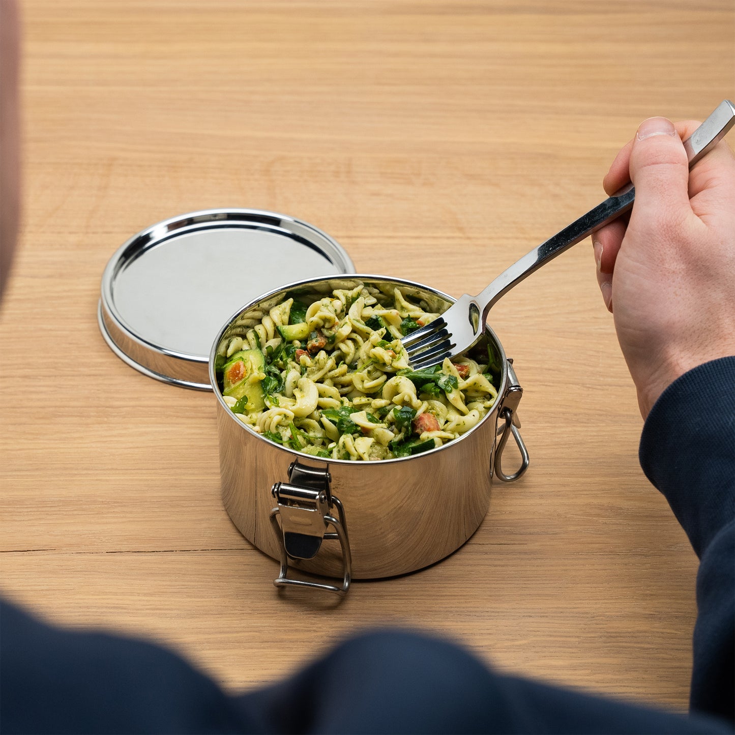 lekvrije rvs lunchbox gevuld met pasta en vork
