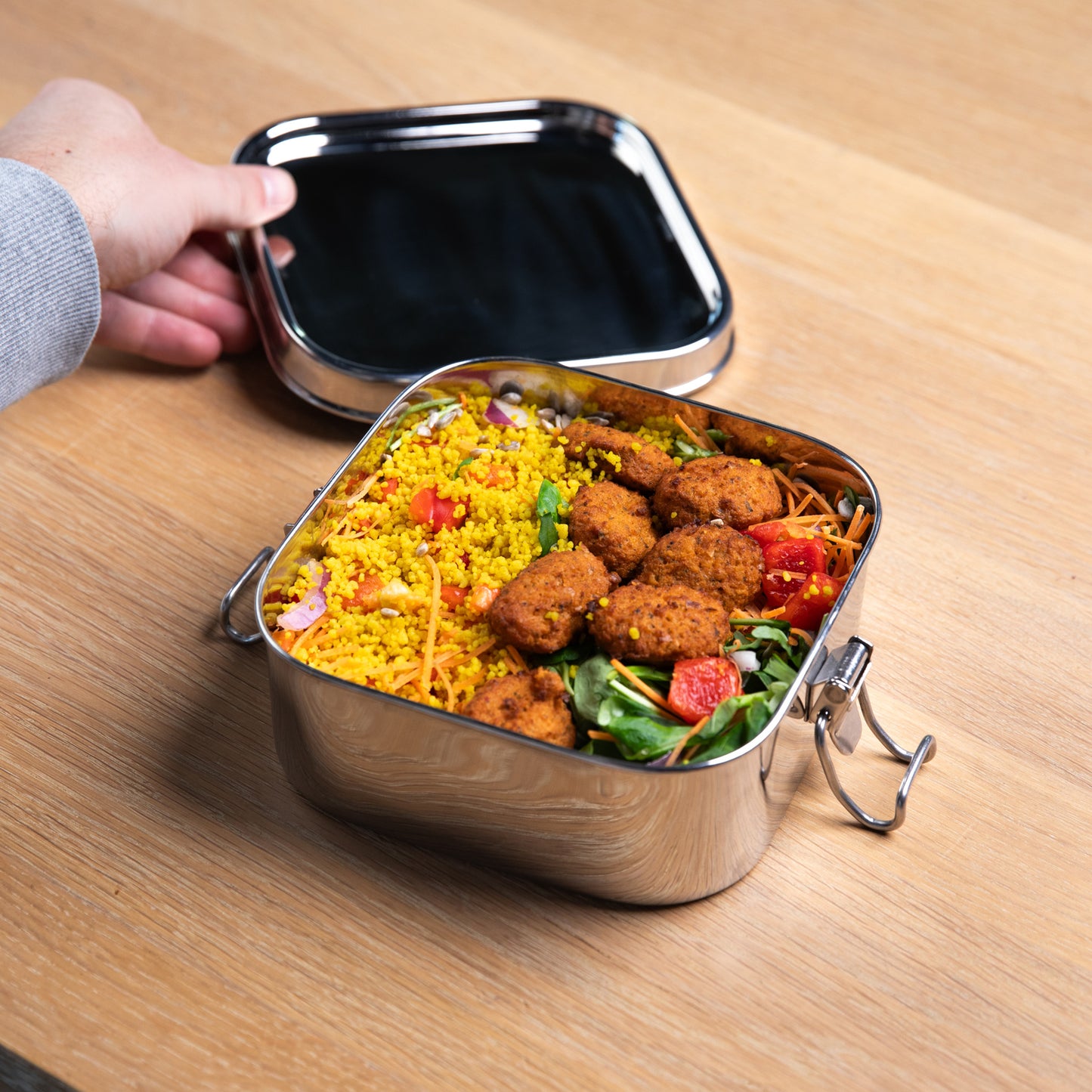 RVS lunchbox met deksel gevuld met een falafel salde