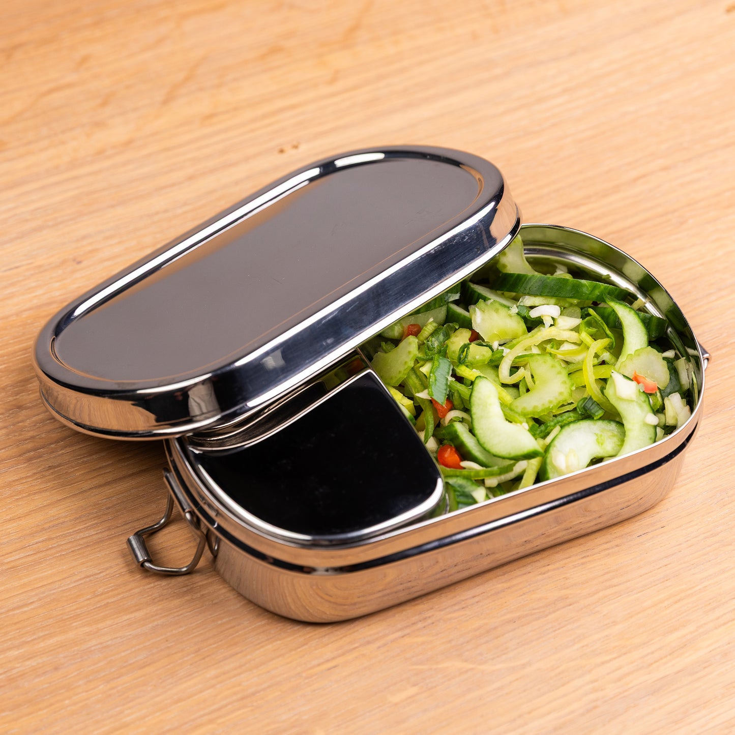RVS lunchbox en snackbox gevuld met sla en komkommer