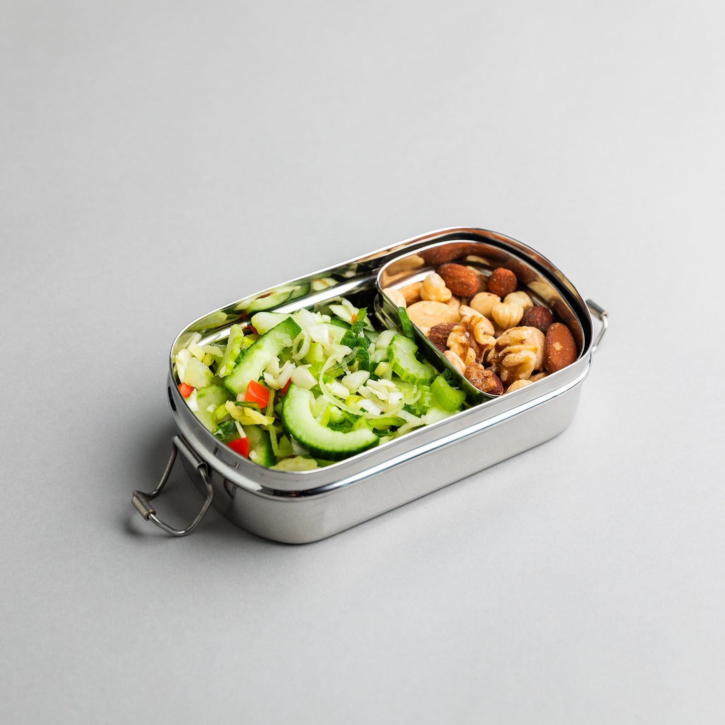 RVS bento lunchbox gevuld met een gezonde maaltijd