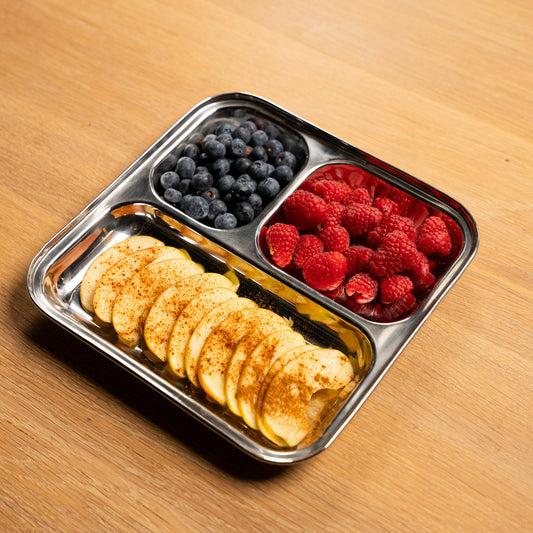 vierkant bord van roestvrij staal met vakjes gevuld met fruit. ideaal voor barbecue