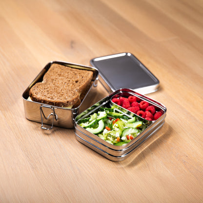 RVS Lunchbox met fruitbakje op een houten ondergrond