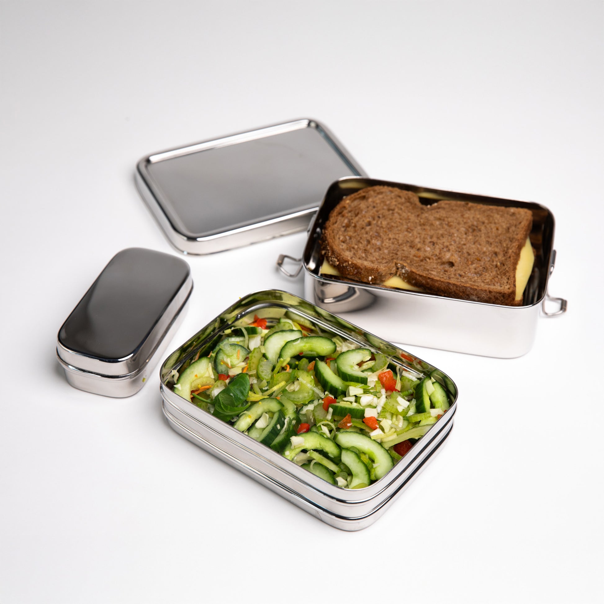 RVS Lunchbox gevuld met een boterham sla met een snackbox