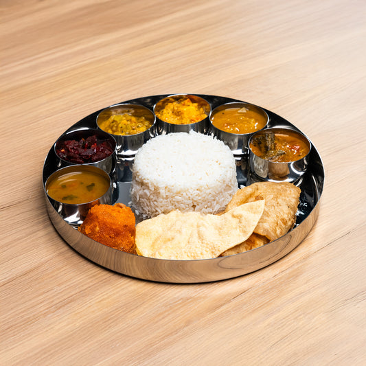 thali bord uit india gevuld met rijst en curry