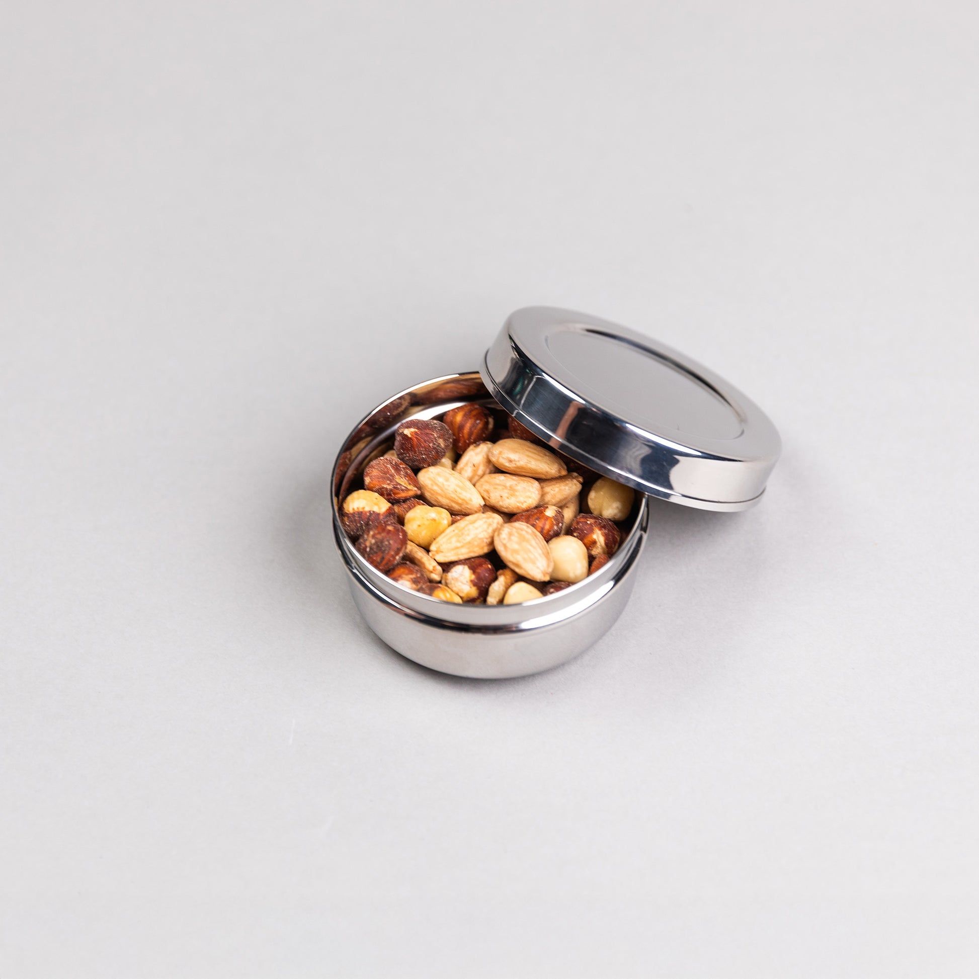 1 ronde RVS snackbox gevuld met nootjes