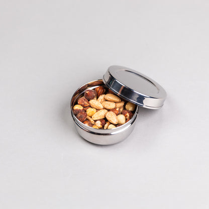 1 ronde RVS snackbox gevuld met nootjes
