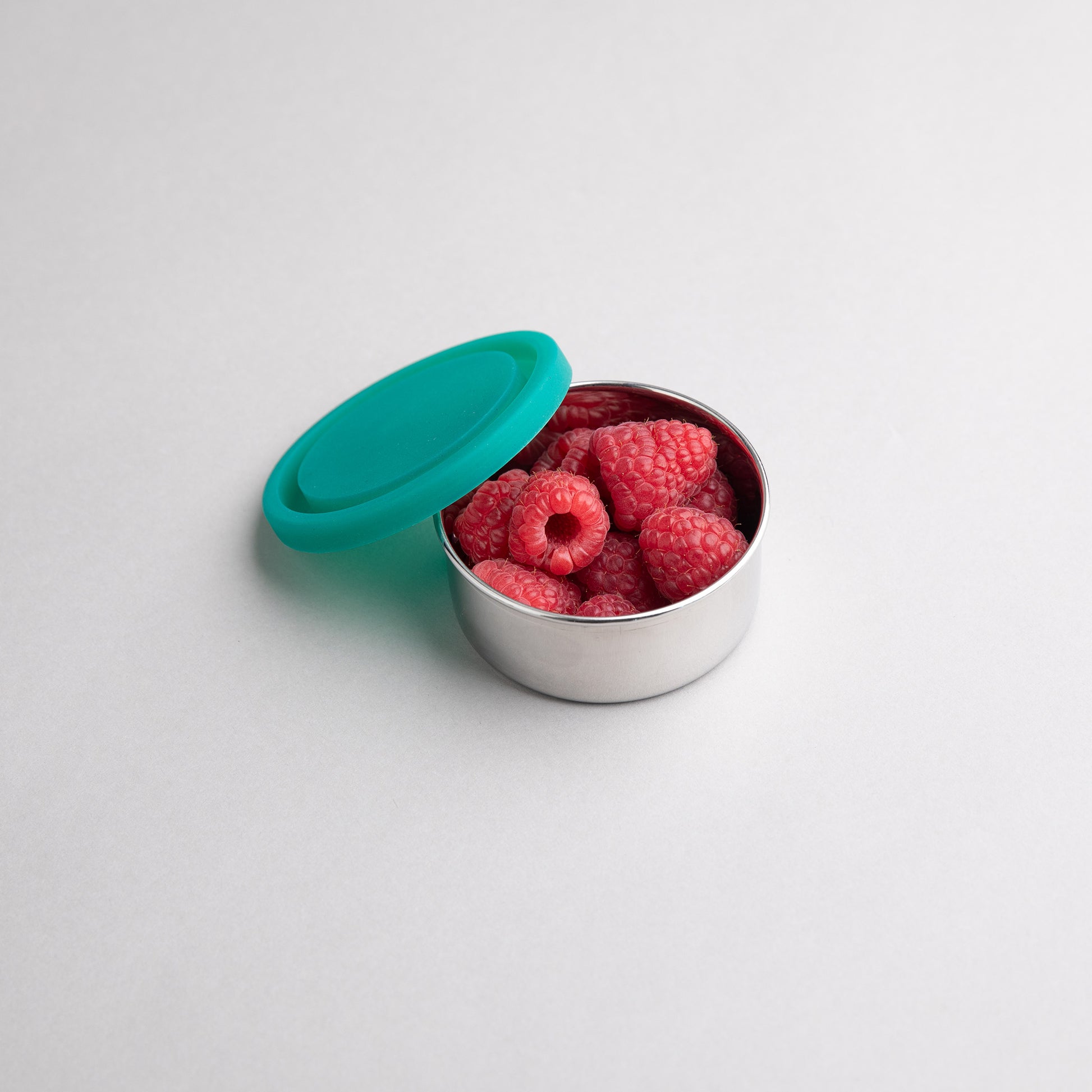 snackbox met siliconen deksel gevuld met frambozen