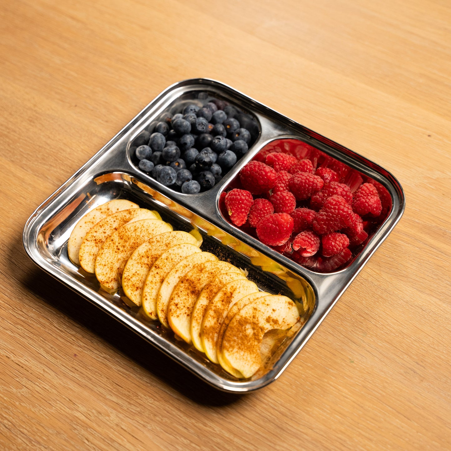 vierkant bord van roestvrij staal met vakjes gevuld met fruit. ideaal voor barbecue 